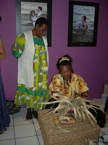 10.56- Rachel et Juliette en train de fabriquer un panier en pandanus.JPG